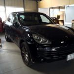 ポルシェカイエン　板金塗装しない自動車のヘコミ修理